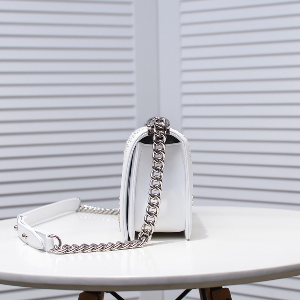 シャネルバッグ側面デザイン